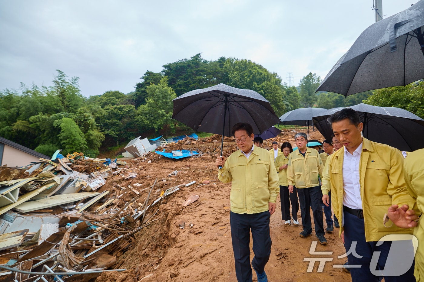이재명 대통령이 21일 기록적인 폭우가 쏟아진 경남 산청군 산청읍 부리마을에서 피해 상황을 점검하고 있다. &#40;대통령실 제공. 재판매 및 DB 금지&#41; 2025.7.21/뉴스1 ⓒ News1 허경 기자