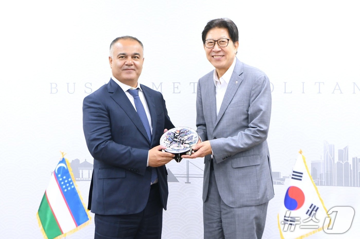 박형준 부산시장과 아디즈 보보예프 우즈베키스탄 사마르칸트 주지사(왼쪽)이 접견날 기념사진을 찍고 있다.(부산시 제공. 재판매 및 DB 금지)