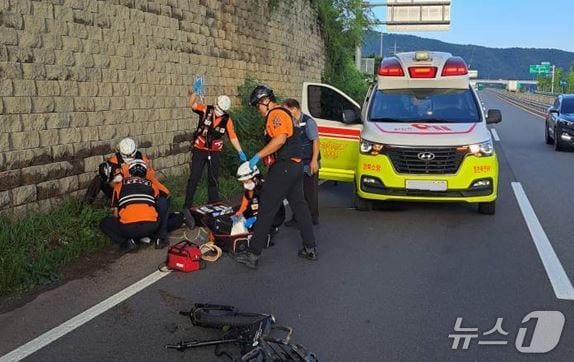 21일 오후 5시 52분쯤 경북 영천시 북안면 반정리 한 국도에서 주행하던 5톤 화물차가 자전거를 들이받아 자전거 운전자를 구조하고 있다.(경북소방본부 제공. 재판매 및 DB 금지)2025.7.22/뉴스1