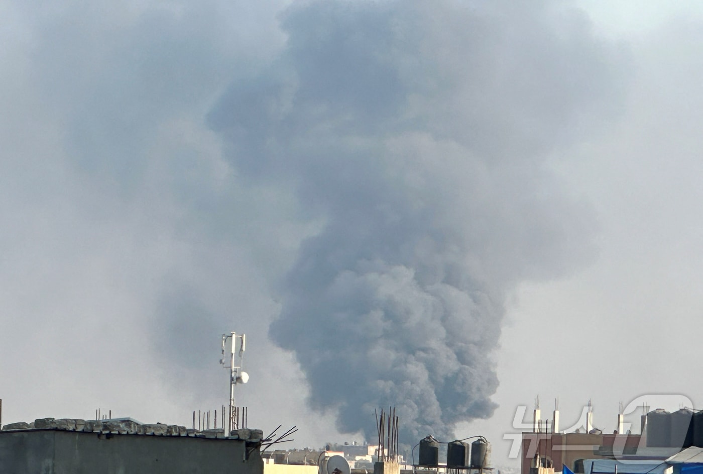 21일(현지시간) 이스라엘군의 공격을 받은 가자지구 중부 데이르 알발라에서 연기가 피어오르고 있다. <자료 사진> 2025.07.21. ⓒ 로이터=뉴스1 ⓒ News1 윤다정 기자