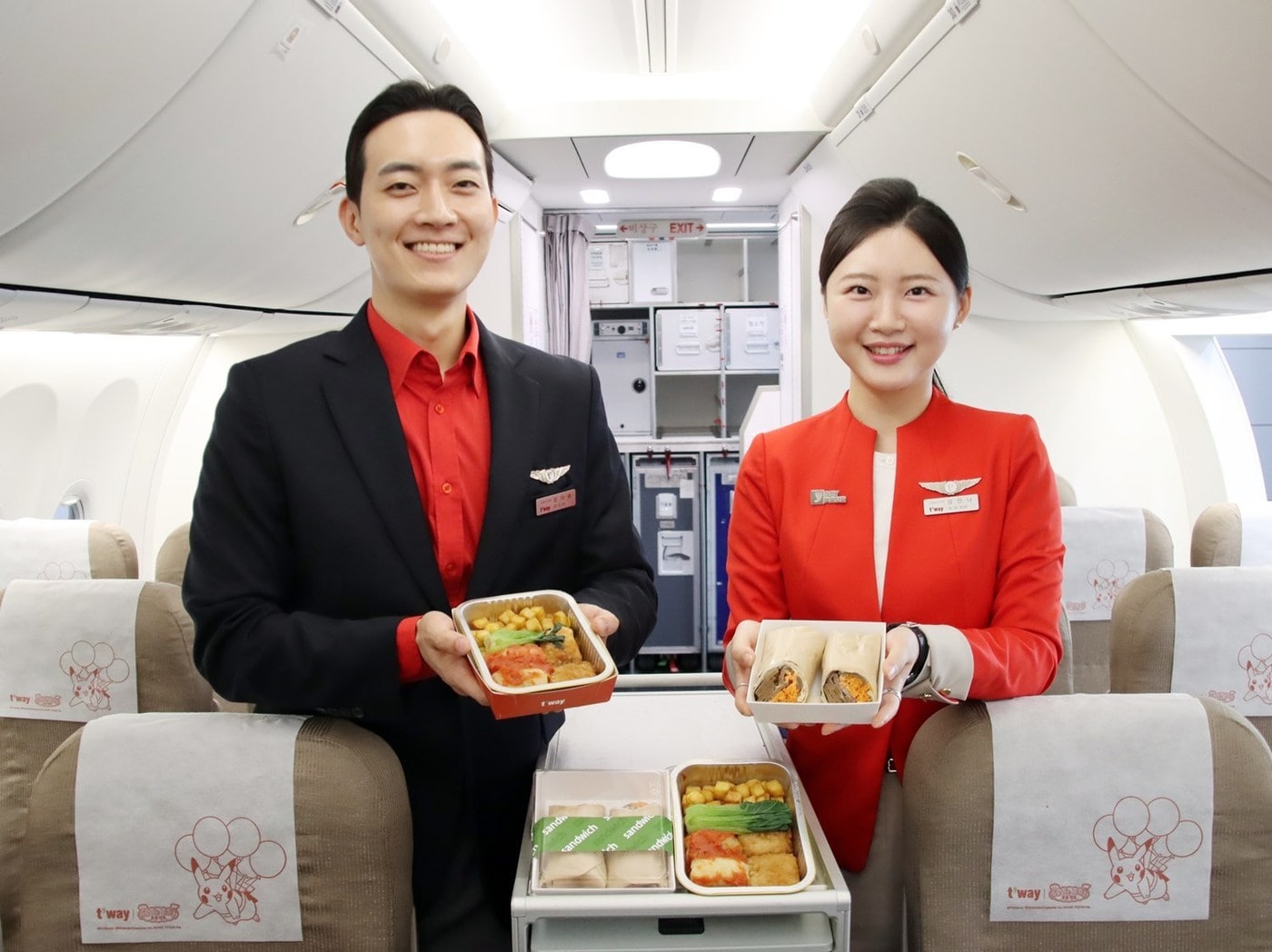 티웨이항공이 22일 출시한 신규 채식 기내식인 양배추롤과 토마토 쿨리소스(왼쪽), 당근 라페 랩을 운항 승무원들이 들고 있는 모습<자료사진>(티웨이항공 제공).