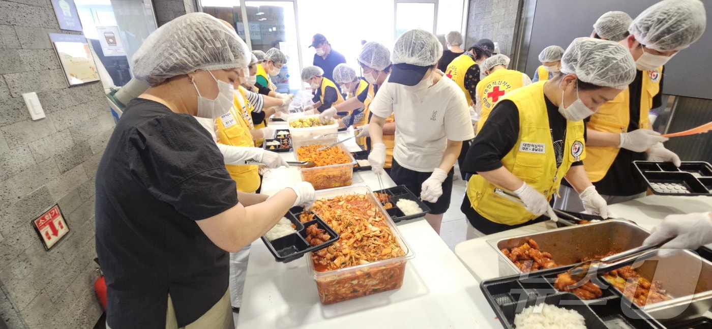 더본코리아가 극한호우 피해를 입은 충남 예산의 피해 주민과 복구 인력을 위해 도시락을 마련하고 있다. (예산군 제공, 재판매 및 DB금지) / 뉴스1