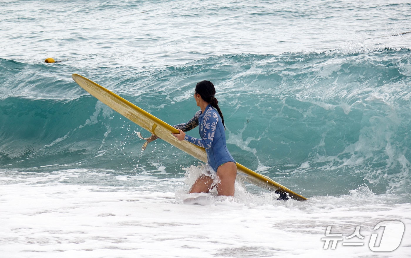 서귀포시 중문색달해수욕장에서 서핑을 즐기고 있는 '제주 서핑트립' 팸투어 참가자.(제주관광공사 제공, 재판매 및 DB 금지)