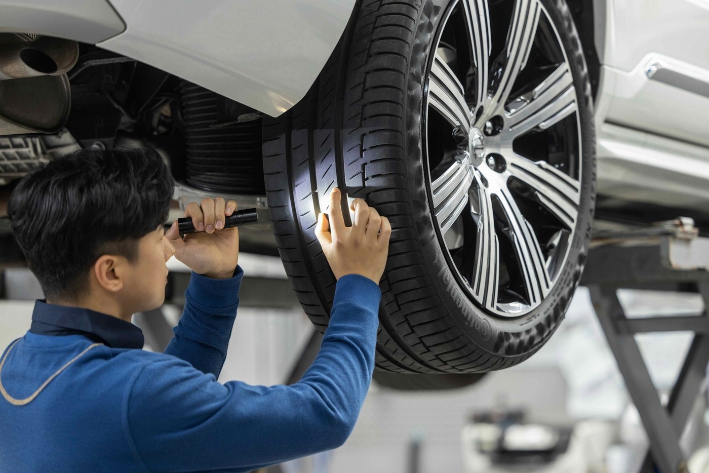 볼보자동차 전문 테크니션이 서비스센터에 입고된 차량을 점검하고 있는 모습<자료사진>(볼보자동차코리아 제공). 2025.07.22.