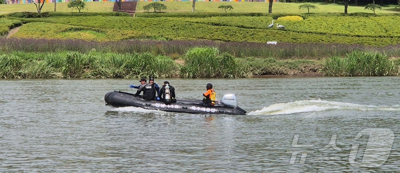 22일 오전 전남 순천시 동천 일대에서 급류에 휩쓸린 70대 실종자를 찾기 위한 수색 작업이 이뤄지고 있다.&#40;순천시 제공. 재판매 및 DB 금지&#41;
