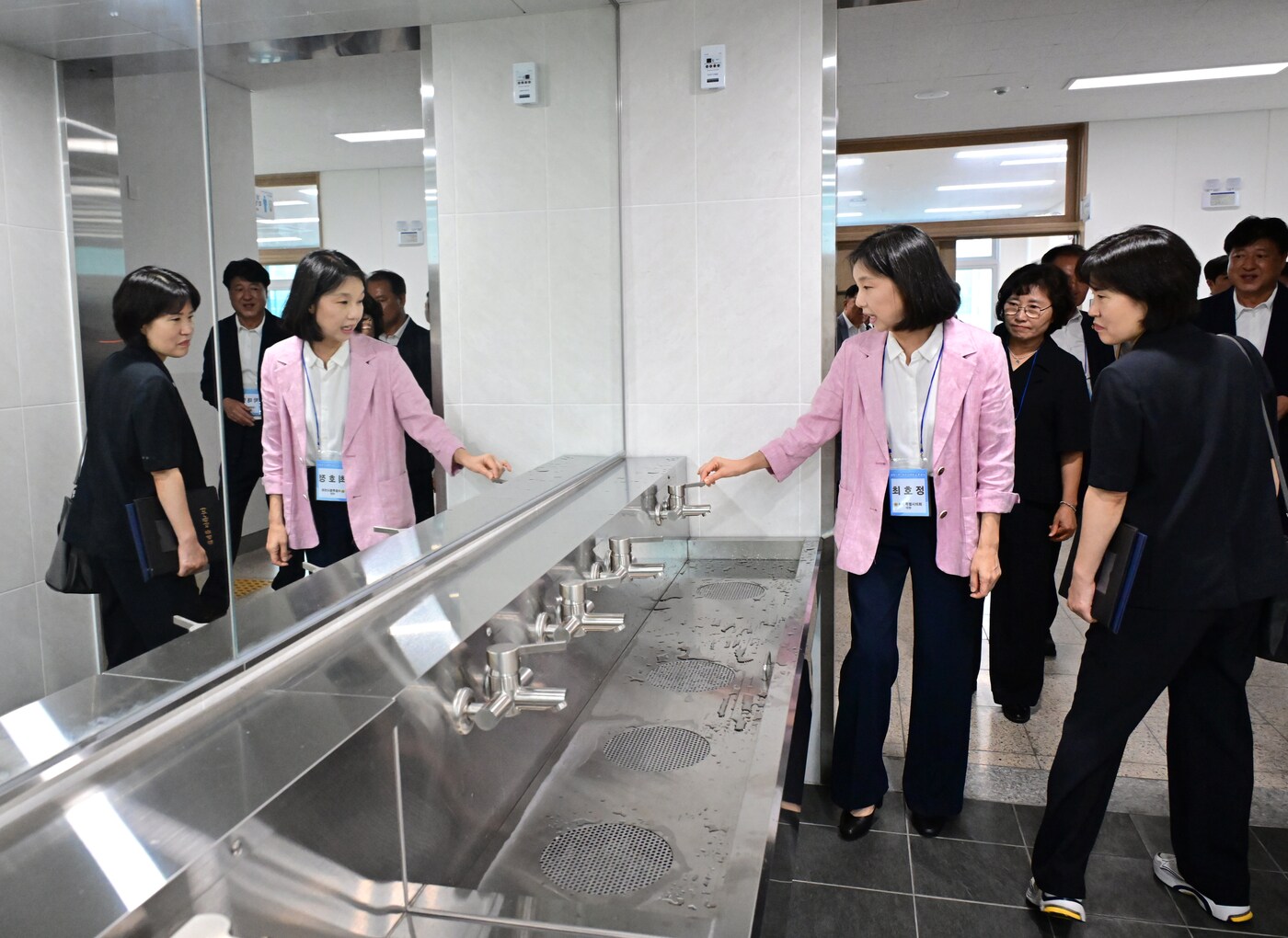 최호정 서울시의장이 새단장한 청량중학교를 둘러보고 있다. (서울시의회 제공)