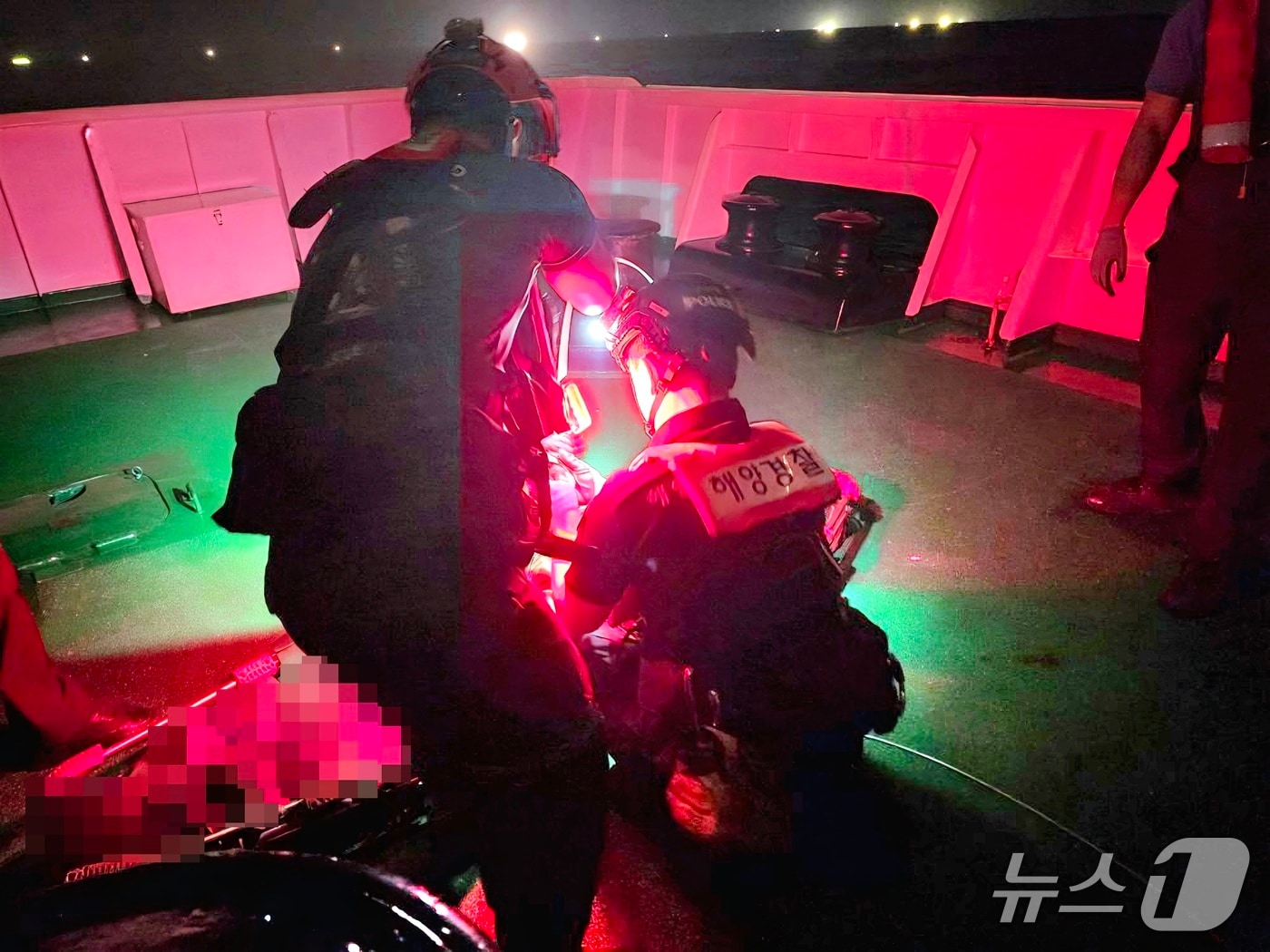 21일 통영 홍도 인근 해상에서 해경이 부상자에게 긴급조치를 실시하고 있다.(통영해경 제공. 재판매 및 DB금지)