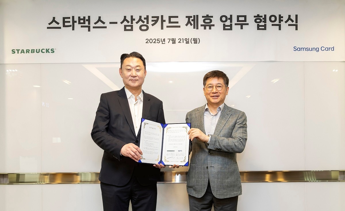 삼성카드 김이태 사장(오른쪽)과 스타벅스 코리아 손정현 대표가 기념사진을 촬영하고 있다. 2025.07.21/ (삼성카드 제공)