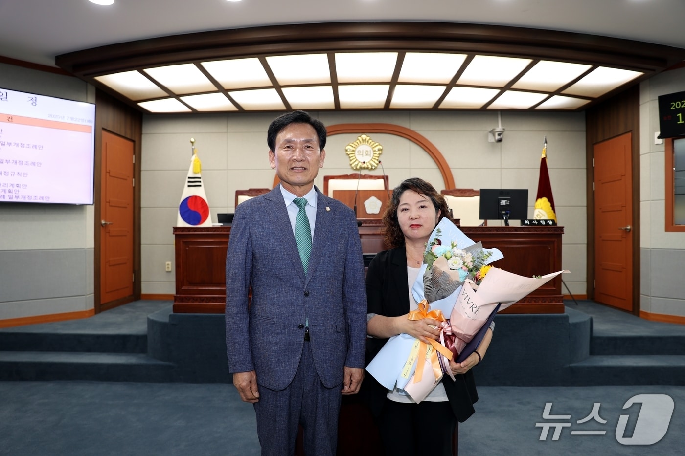 전북 진안군 환경과 송옥례 팀장(오른쪽)이 동창옥 진안군의장으로부터 표창을 받았다.(의회제공. 재판매 및 DB금지)2025.7.22/뉴스1