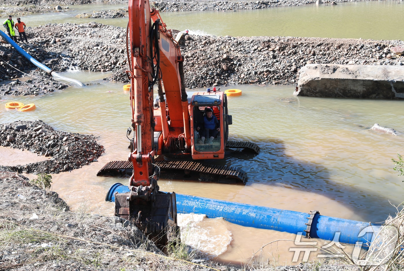 지난해 7월 울산시 울주군 언양읍 무동교 일원에서 상수도 송수관로가 파열돼 복구 작업을 진행하는 모습. (울산시 제공. 재판매 및 DB 금지) 2025.7.22/뉴스1 ⓒ News1