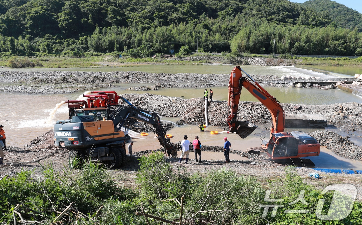 22일 울산시 울주군 언양읍 무동교 일원에서 상수도 송수관로 복구 작업이 진행 중이다. 앞서 울산지역에 내린 집중호우로 송수관로가 파손되면서 지난 20일 오전 10시부터 울주군 6개 읍·면에 단수 피해가 발생하고 있다. (울산시 제공. 재판매 및 DB 금지) 2025.7.22/뉴스1 ⓒ News1 조민주 기자
