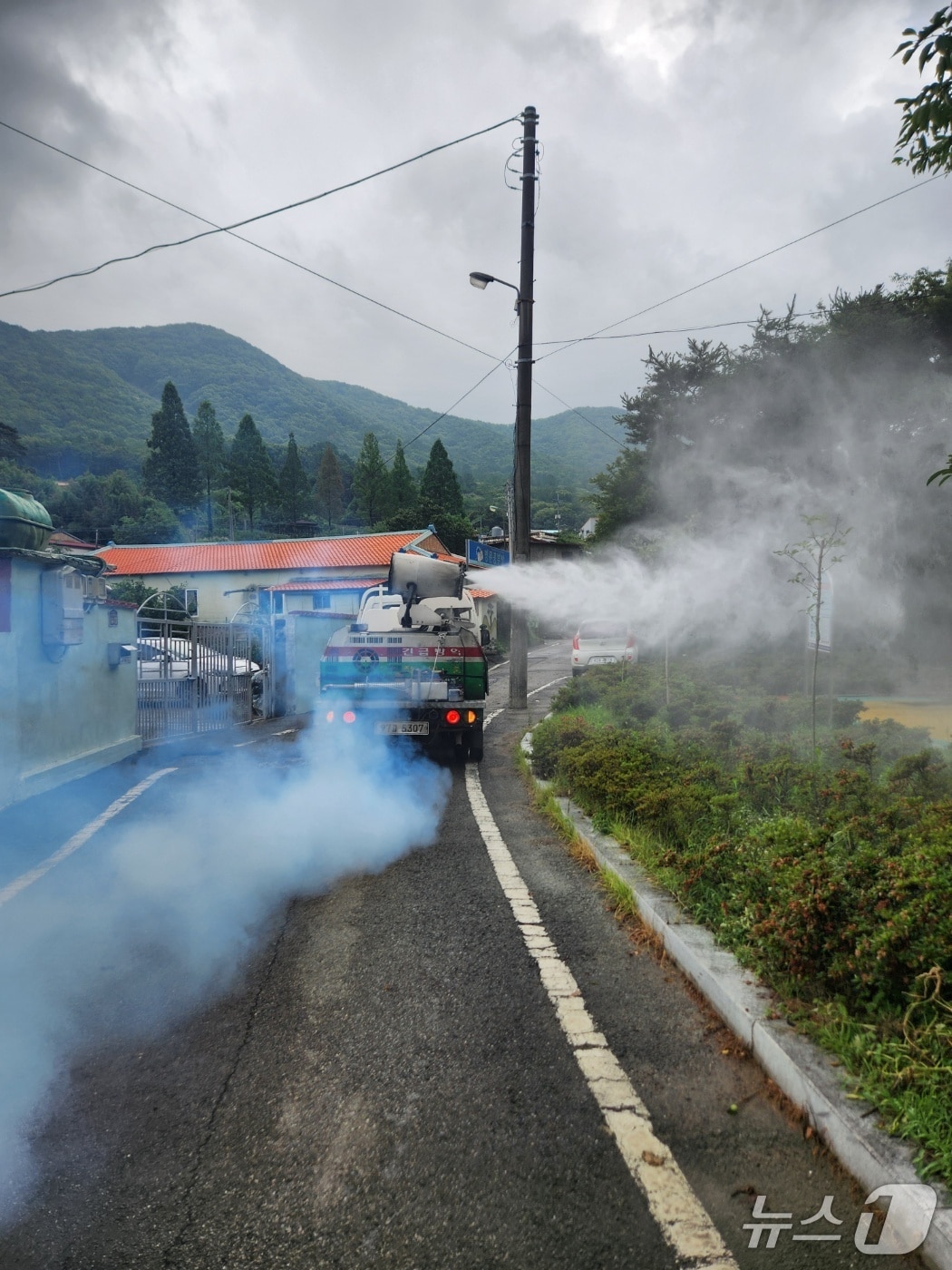 김해시가 집중 호우 이후 감염병 확산을 막기 위해 집중 방역 활동을 추진한다. 사진은 방역 차량 모습.&#40;김해시 제공. 재판매 및 DB금지&#41;