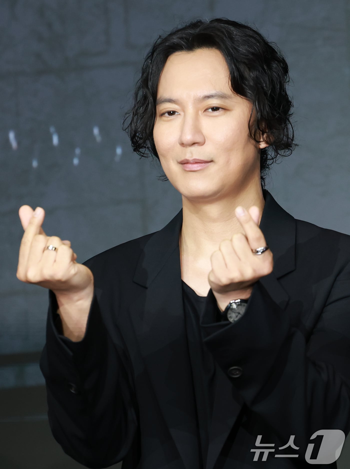 배우 김남길이 22일 오전 서울 마포구 호텔 나루 서울 엠갤러리에서 열린 넷플릭스 시리즈 '트리거' 제작발표회에 참석해 포즈를 취하고 있다. '트리거'는 대한민국에서 출처를 알 수 없는 불법 총기가 배달되고 총기 사건이 끊임없이 발생하는 가운데 각자의 이유로 총을 든 두 남자의 이야기를 그린 총기 액션 재난 스릴러다. 2025.7.22/뉴스1 ⓒ News1 권현진 기자