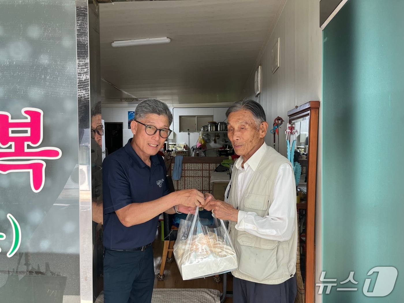 금산군은 저소득 보훈가족에게 감자탕, 열무김치 등 밑반찬을 전달하고 있다. (금산군 제공.재판매 및 DB금지)/뉴스1 