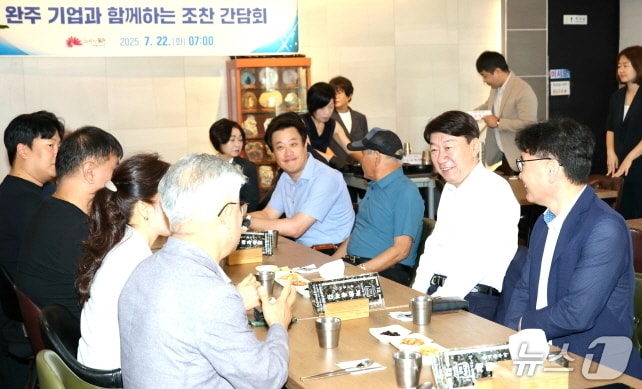 우범기 전주시장이 22일 오전 전북혁신도시 내 한 식당에서 완주지역 기업인들과 조찬 간담회를 갖고, 완주전주 통합에 대한 의견을 나눴다.(전주시 제공, 재판매 및 DB 금지)/뉴스1