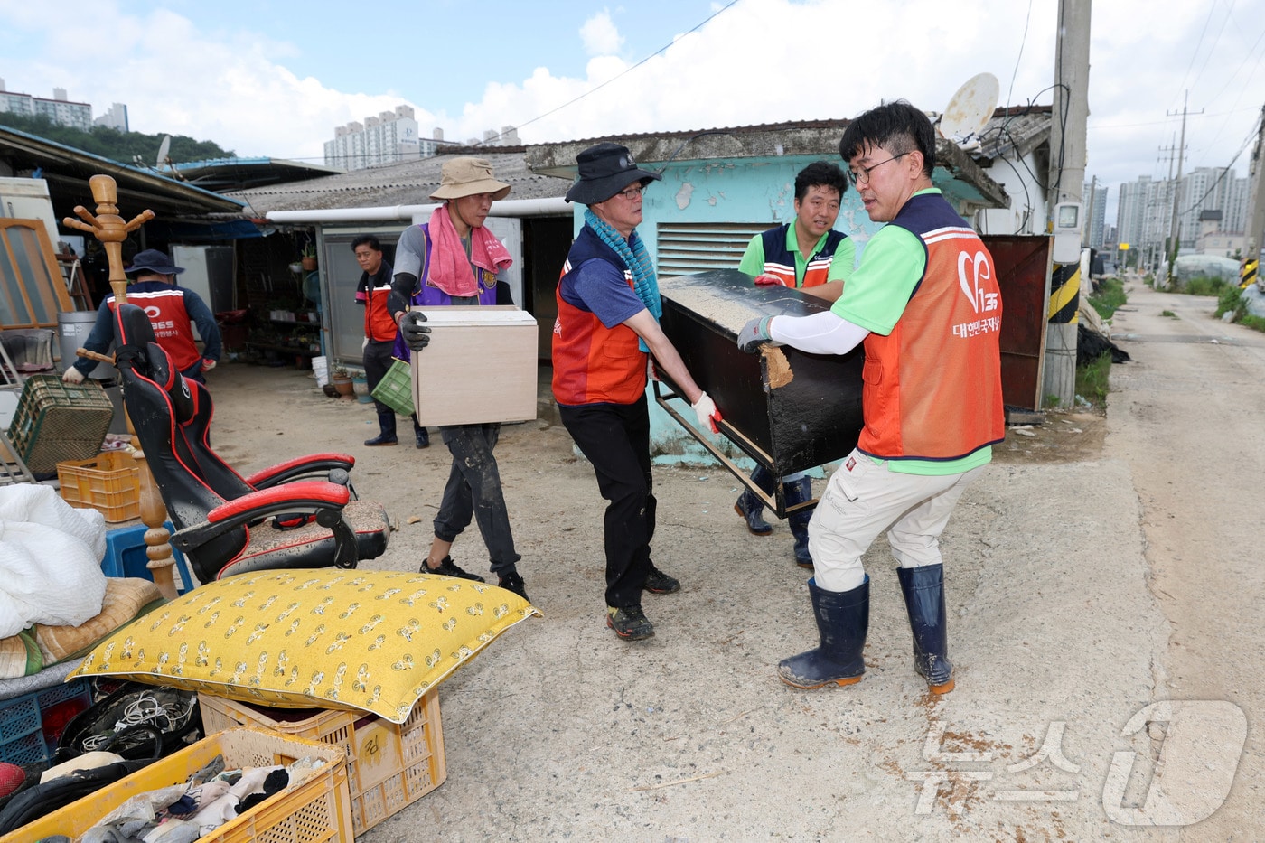 자원봉사자들이 22일 광주 광산구 신기마을에서 폭우 피해 복구 작업을 돕고 있다. &#40;광주 광산구 제공. 재판매 및 DB 금지&#41; 