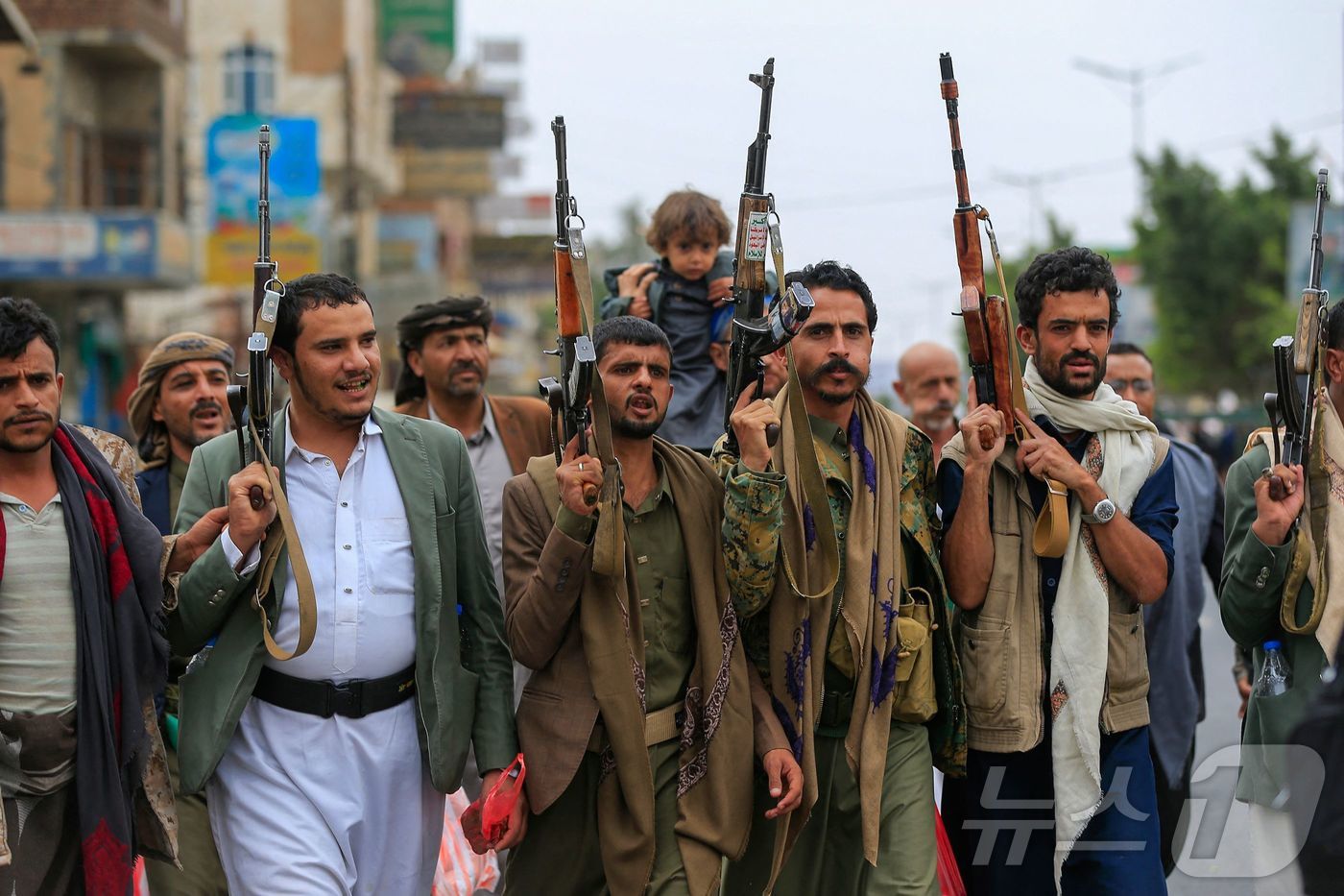 20일(현지시간) 예멘 수도 사나에서 열린 한 집회에서 주민들이 소총을 들고 반미·반이스라엘 구호를 외치고 있다. 2025.07.20 ⓒ AFP=뉴스1 ⓒ News1 김지완 기자