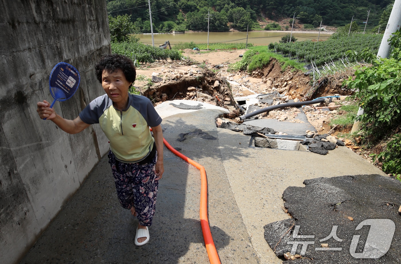 22일 폭우와 산사태 피해를 입은 경남 산청군 산청읍 가촌마을 주민 김월자(76) 어르신이 쑥대밭이 된 마을을 둘러보며 부채로 더위를 식혀보고 있다. 2025.7.22/뉴스1 ⓒ News1 윤일지 기자