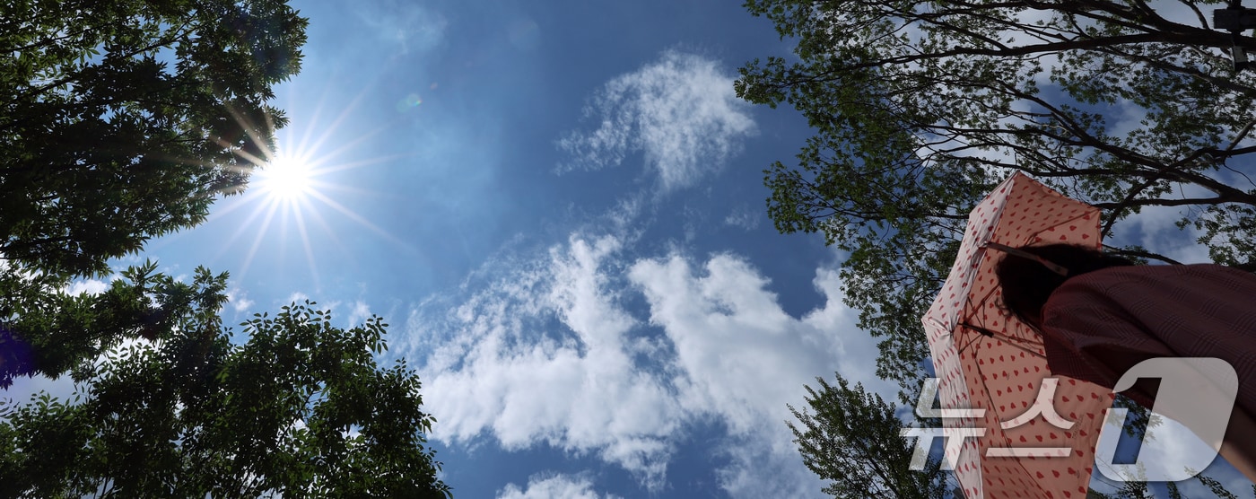 절기상 가장 더운 날인 대서&#40;大暑&#41;인 22일 서울 광화문광장에서 시민들이 발걸음을 옮기고 있다. 2025.7.22/뉴스1 ⓒ News1 황기선 기자