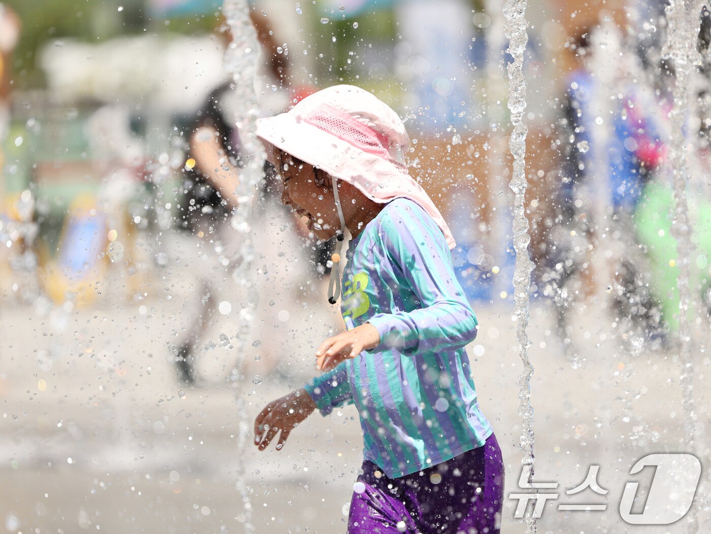 절기상 가장 더운 날인 대서(大暑)인 22일  어린이가 물놀이를 하며 더위를 식히고 있다. 2025.7.22/뉴스1 ⓒ News1 황기선 기자