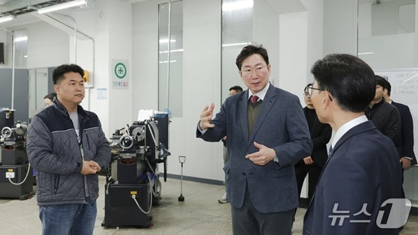 원강수 강원 원주시장이 최근 미래고교를 방문한 모습. (원주시 제공. 재판매 및 DB금지) 2025.7.22/뉴스1