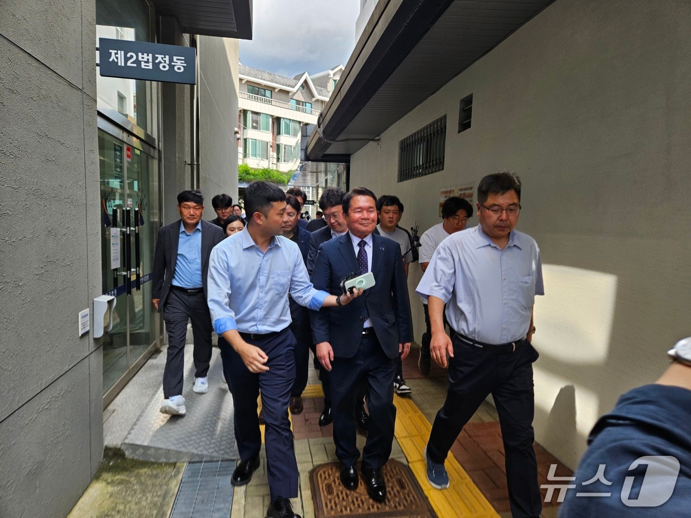 신경호 강원도교육감이 22일 춘천지법에서 열린 결심 공판을 마친 뒤 기자의 질문에 아무런 답변을 하지 않은 채 법정을 빠져나가고 있다.2025.7.22 한귀섭 기자