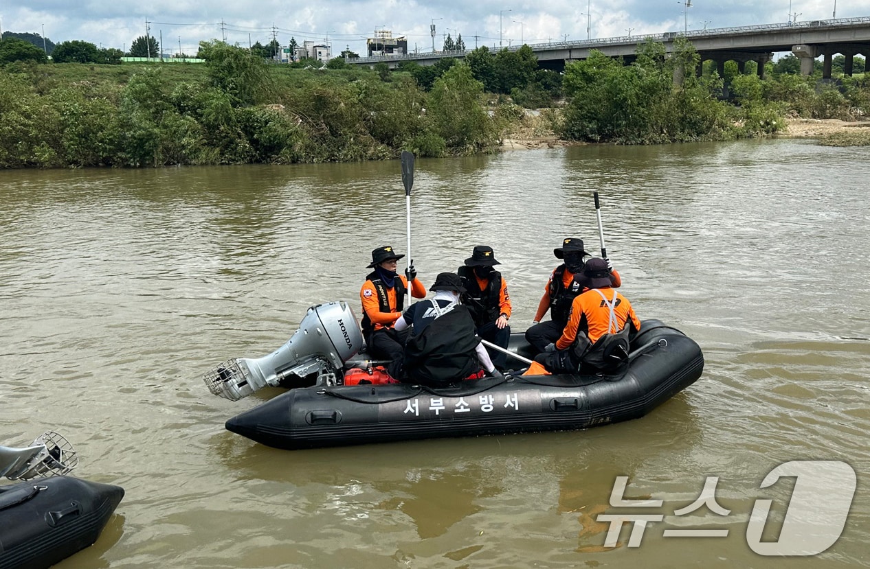 광주시 소방안전본부 119 구조대원들이 22일 구조보트를 타고 집중호우로 실종된 실종자 수색을 벌이고 있다.(광주시 제공. 재판매 및 DB 금지) 2025.7.22/뉴스1 ⓒ News1 박준배 기자