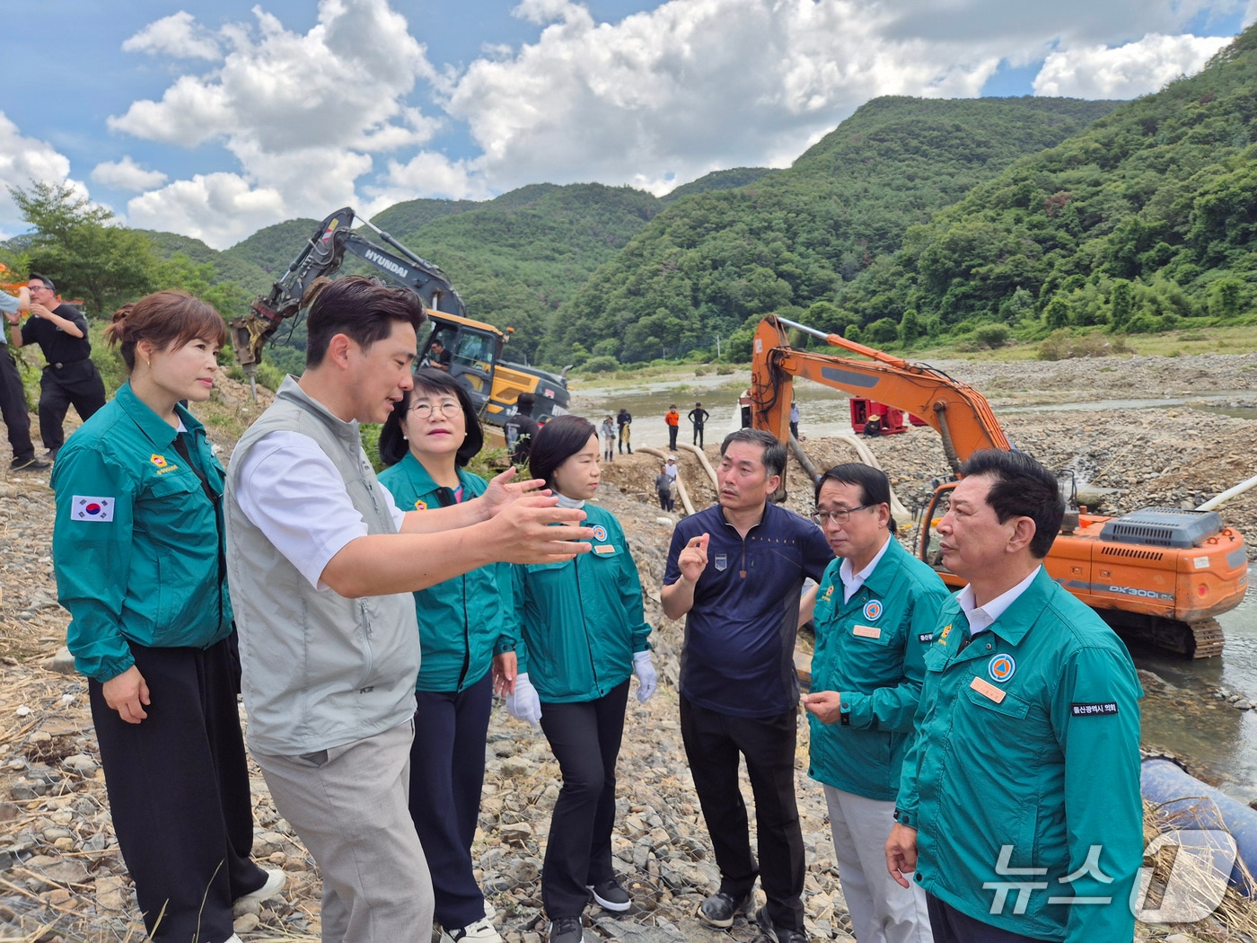 울산시의회 문화복지환경위원회가 22일 지난 울주군 일원 송수관로 복구 작업이 진행 중인 무동교 인근의 현장을 찾아 상황을 점검하고 대응 체계를 확인했다고 밝혔다.(울산시의회 제공. 재판매 및 DB금지)/뉴스1