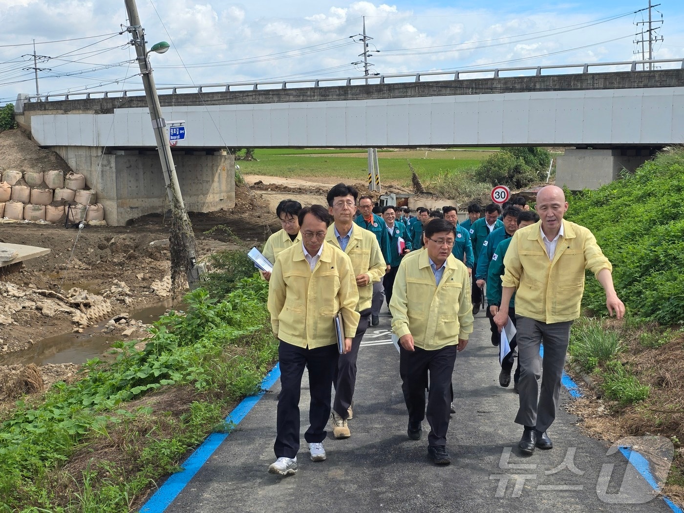 김성환 신임 환경부 장관이 22일 오후 충남 예산 별리 구만교 앞 수해 제방붕괴 복구 현장을 방문해 점검을 하고 있다. 취임 뒤 첫 현장 행보다. 2025.7.22/뉴스1 ⓒ News1 황덕현 기후환경전문기자