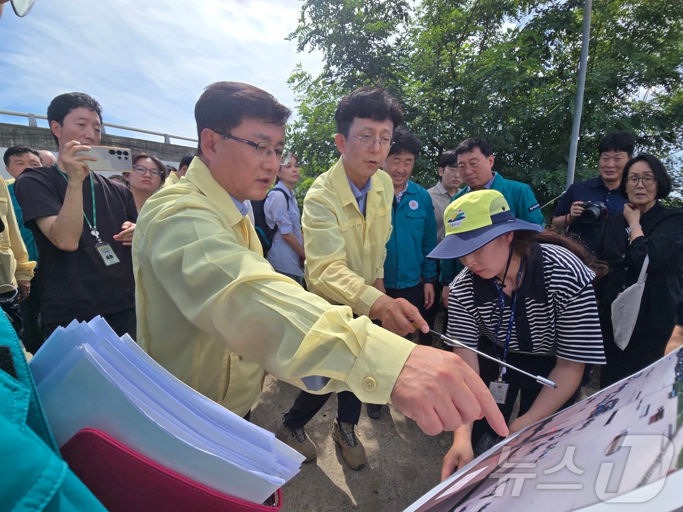 김성환 신임 환경부 장관이 22일 오후 충남 예산 별리 구만교 앞 수해 제방붕괴 복구 현장을 방문해 점검을 하고 있다. 취임 뒤 첫 현장 행보다. 2025.7.22/뉴스1 ⓒ News1 황덕현 기후환경전문기자