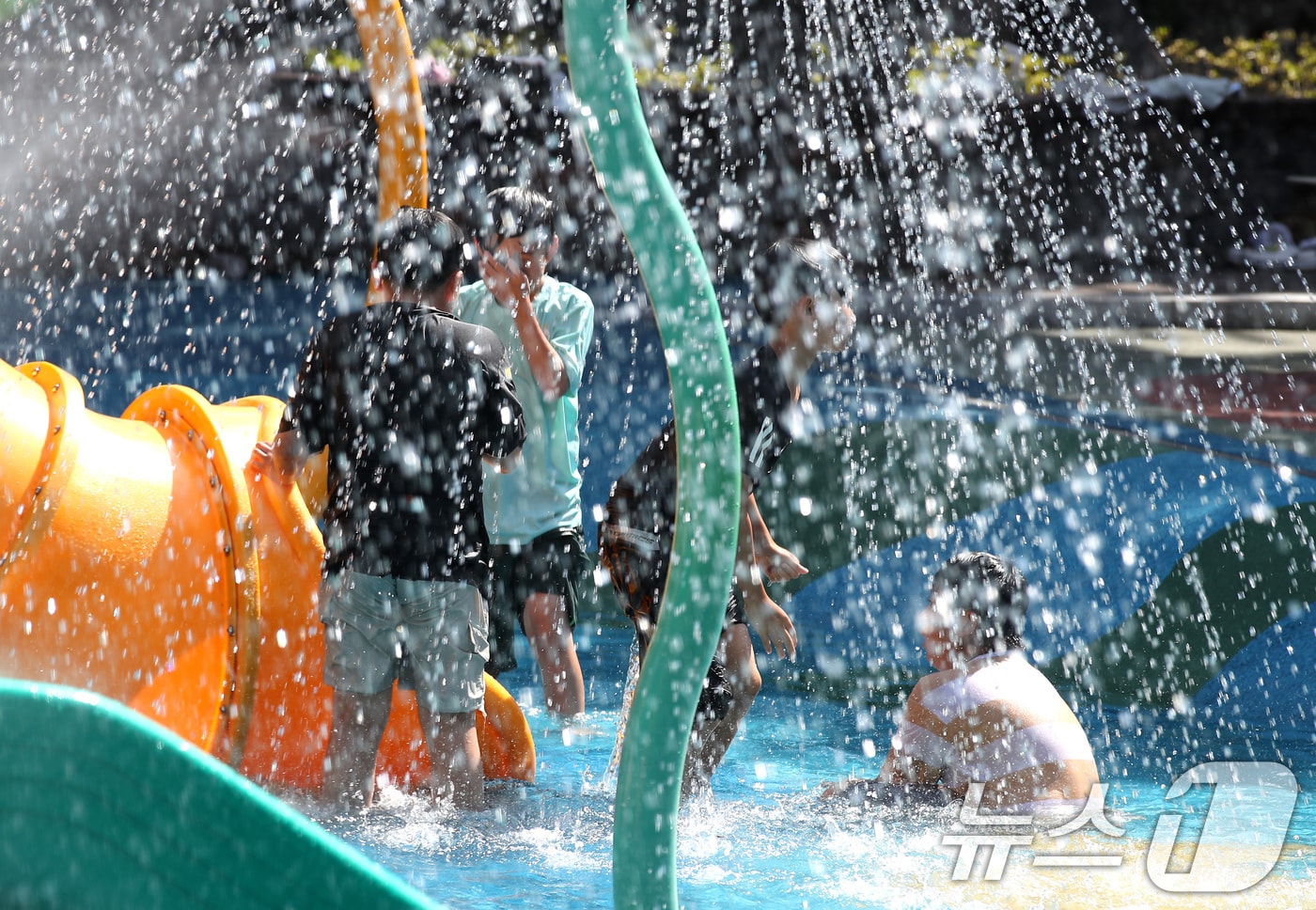 대서(大暑)인 22일 대구 수성구 신매근린공원 물놀이장을 찾은 어린이들이 시원한 물줄기를 맞으며 찜통더위를 날리고 있다. 2025.7.22/뉴스1 ⓒ News1 공정식 기자