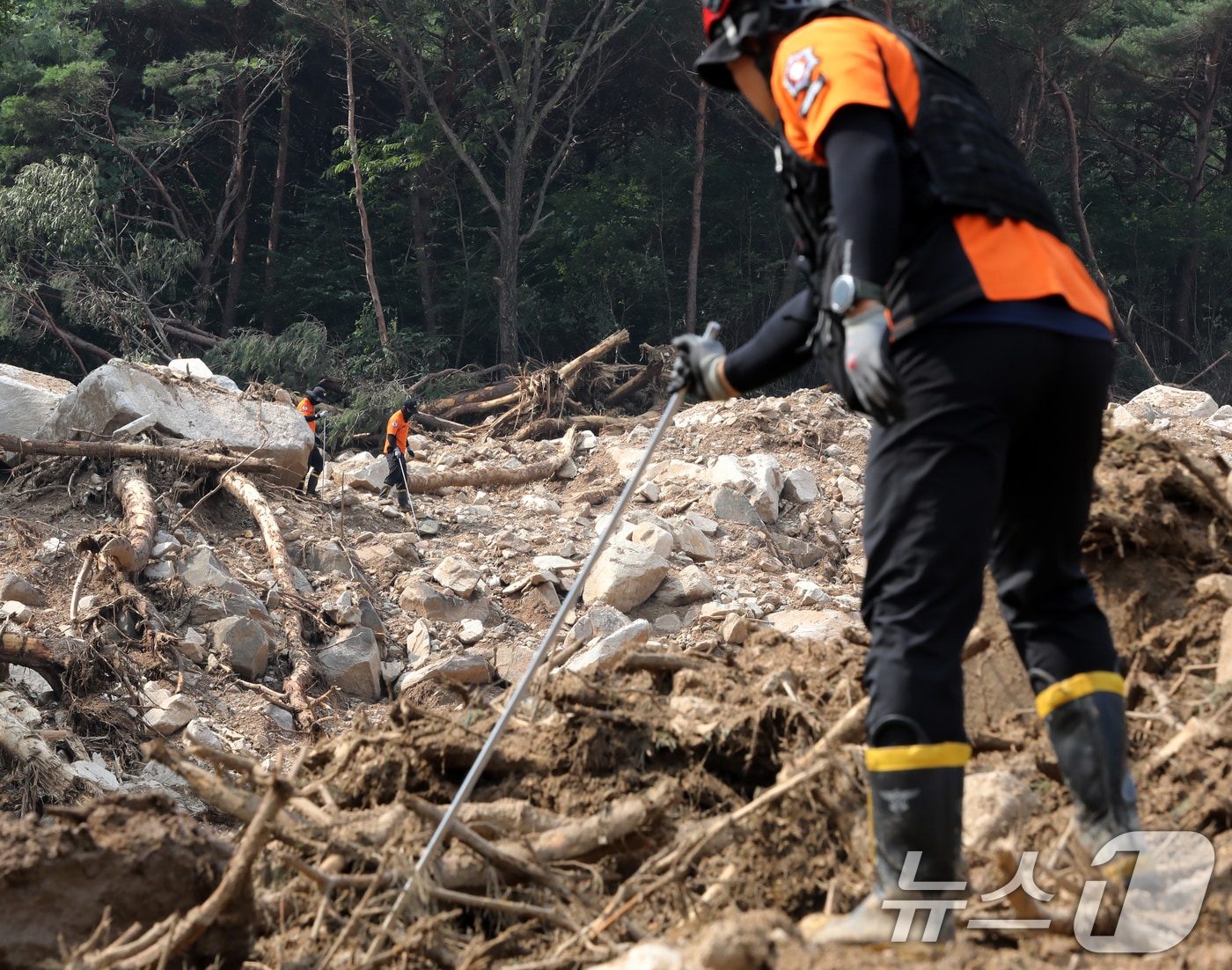 22일 폭우와 산사태 피해를 입은 경남 산청군 신안면 외송리 경호강휴게소 인근에서 실종자 수색작업이 이뤄지고 있다. 이 곳 인근 신안암에서는 80대 스님 1명이 연락이 끊겨 실종된 상태다. 2025.7.22/뉴스1 ⓒ News1 윤일지 기자