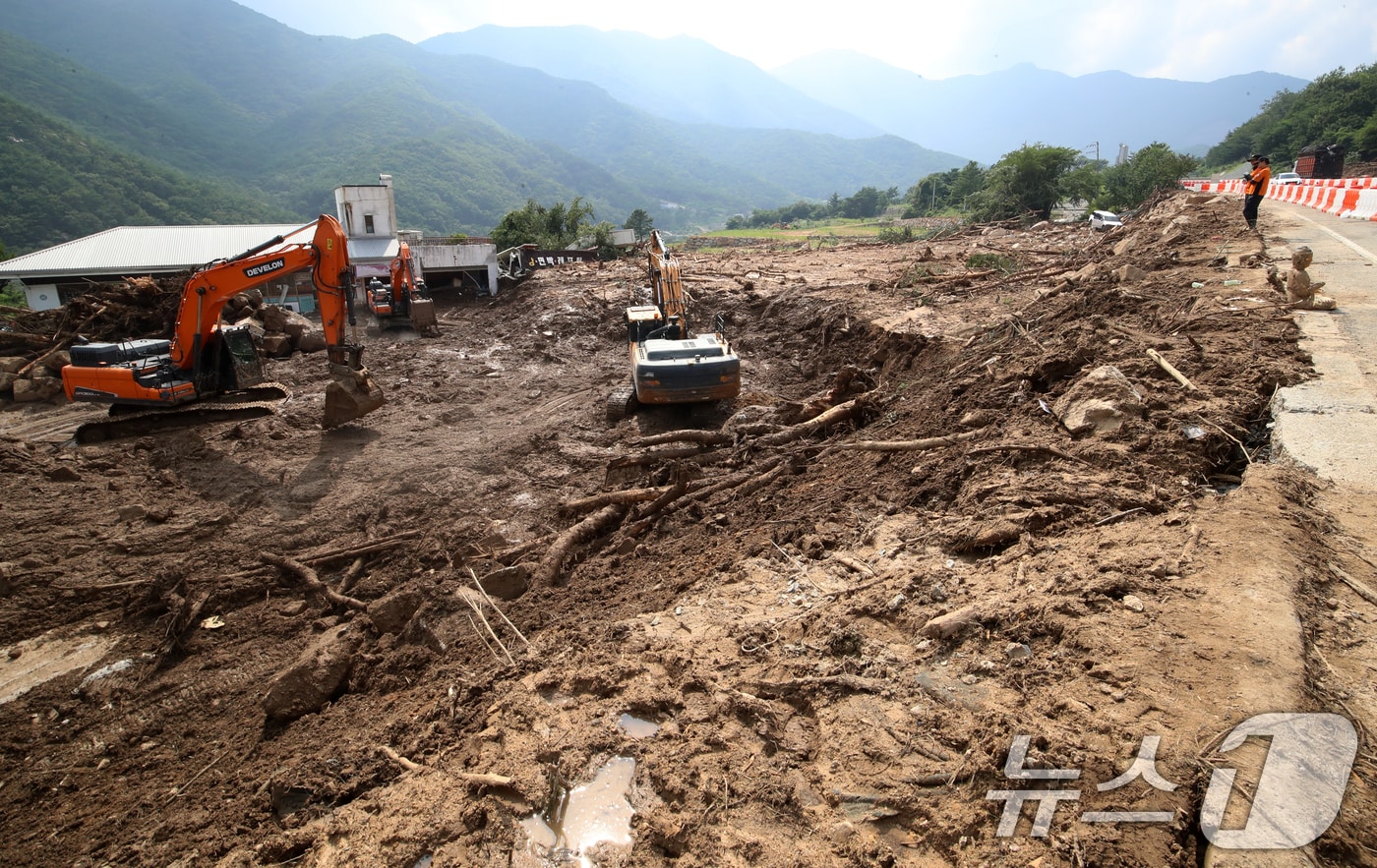22일 폭우와 산사태 피해를 입은 경남 산청군 신안면 외송리 경호강휴게소 인근에서 실종자 수색작업이 이뤄지고 있다. 이 곳 인근 신안암에서는 80대 스님 1명이 연락이 끊겨 실종된 상태다. ⓒ News1 윤일지 기자