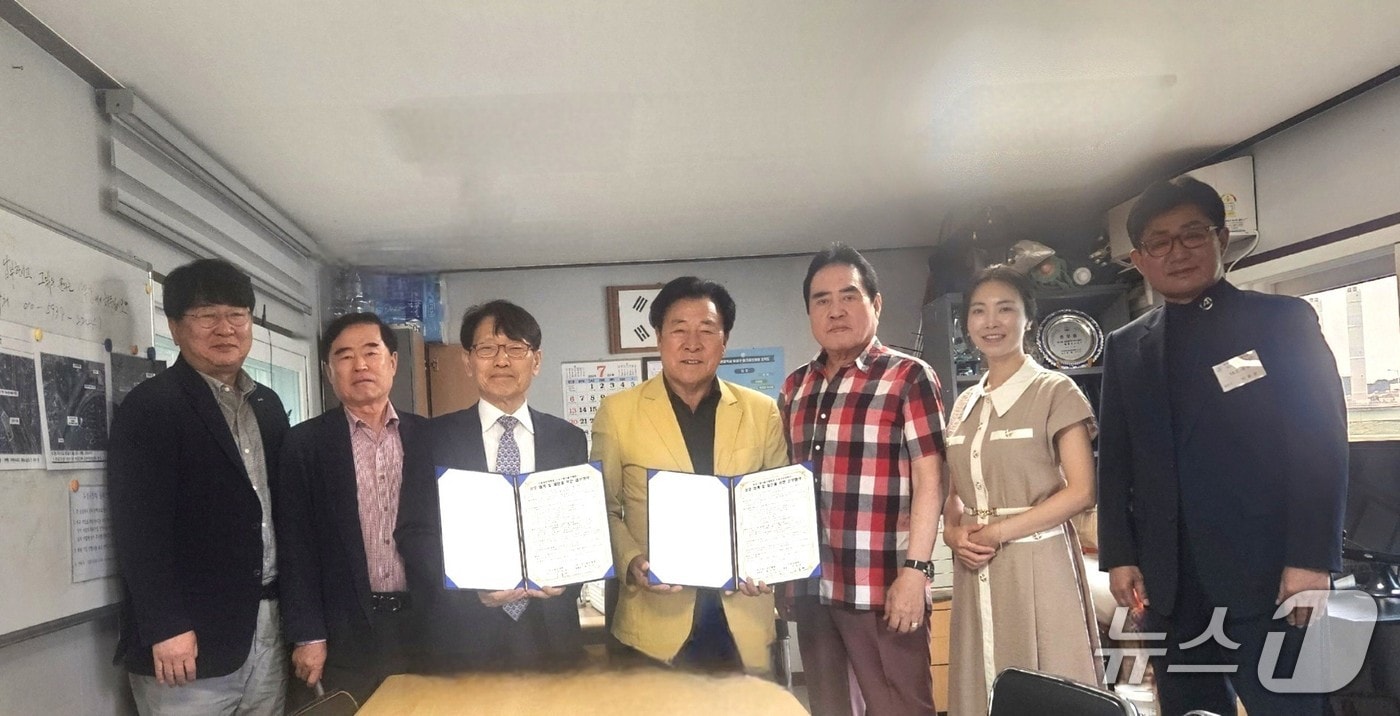 우송정보대학과 대전시유성구파크골프협회 간 상호 협약 체결 후 기념 촬영하는 모습.(우송정보대 제공.재판매 및 DB금지)/뉴스1