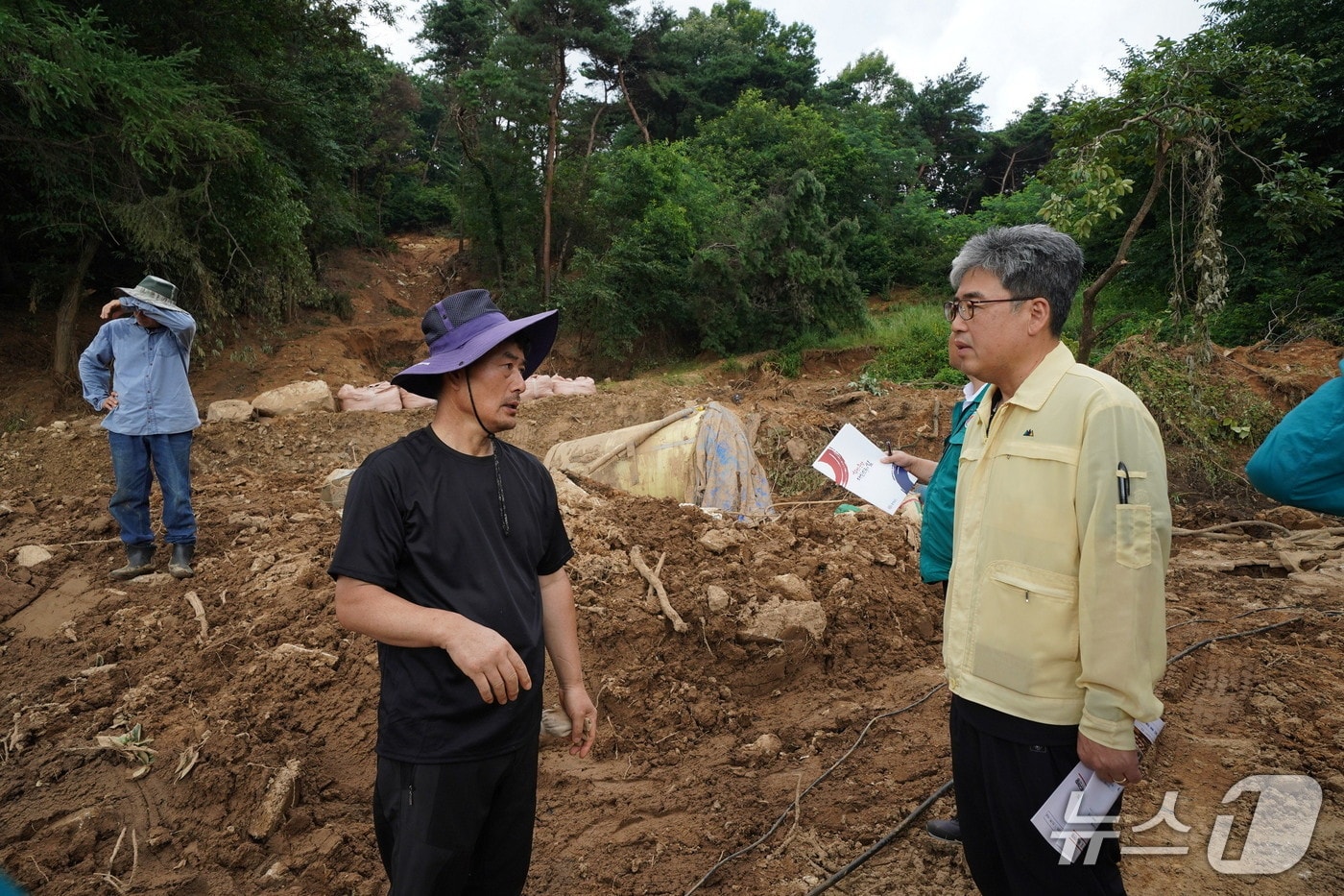  임상섭 산림청장이 22일 집중호우로 산사태 피해를 본 예산군 피해지 상황을 점검하고 있다. (산림청 제공.재판매 및 DB금지)/뉴스1
