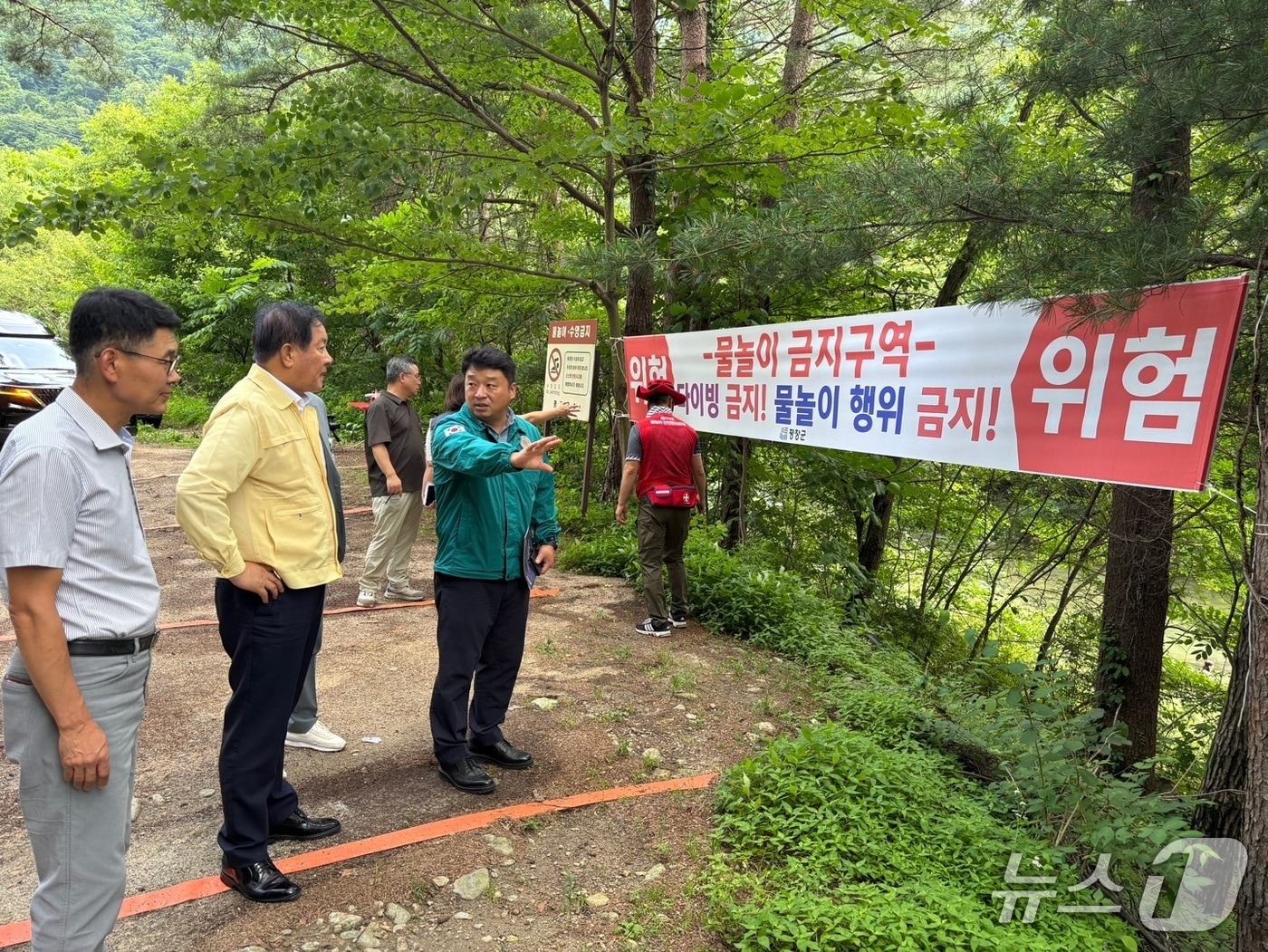 심재국 강원 평창군수가 22일 본격적인 여름 휴가철을 맞아 흥정계곡에서 안전점검에 나섰다. (평창군 제공. 재판매 및 DB금지) 2025.7.22/뉴스1