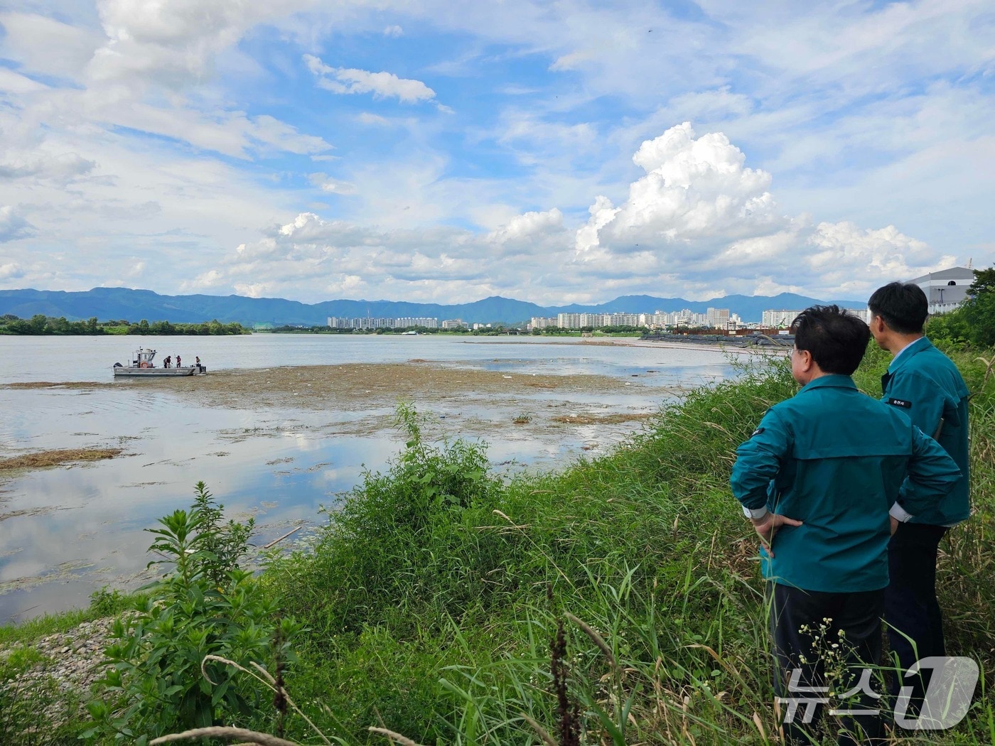 의암호 부유 쓰레기 대응 나선 육동한 춘천시장.(춘천시 제공, 재판매 및 DB금지)