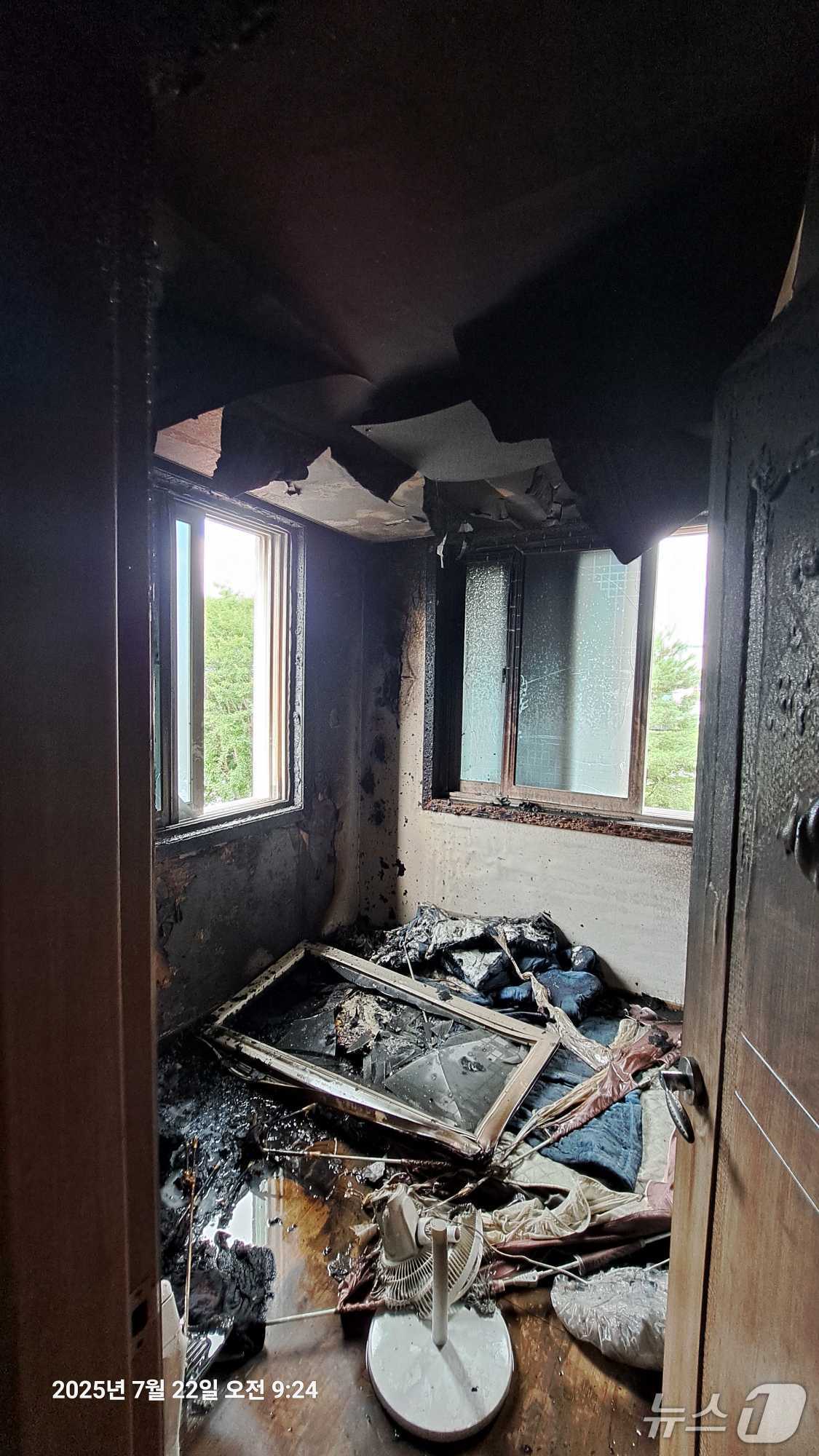 강원 횡성군 횡성읍 읍상리의 한 다가구 주택 2층 화재 현장.(강원도소방본부 제공, 재판매 및 DB금지)