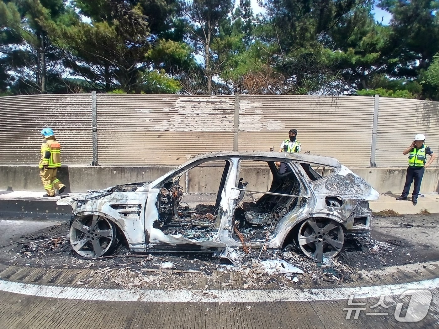 중부내륙고속도로를 달리다 화재가 발생해 전소된 SUV차량.(괴산소방서 제공, 재판매 및 DB금지)/뉴스1