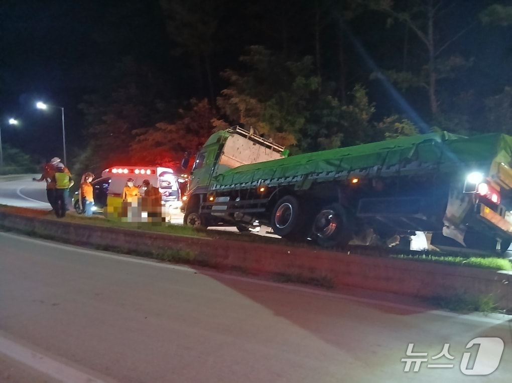 22일 오후 9시 38분쯤 경북 영천시 신녕면 연정리 상주영천고속도로 신녕IC 램프 구간에서 4.5톤 화물차가 경계석을 들이받는 사고가 발생해 구조대원이 구조하고 있다.(경북소방본부제공. 재판매 및 DB 금지)2025.7.23/뉴스1