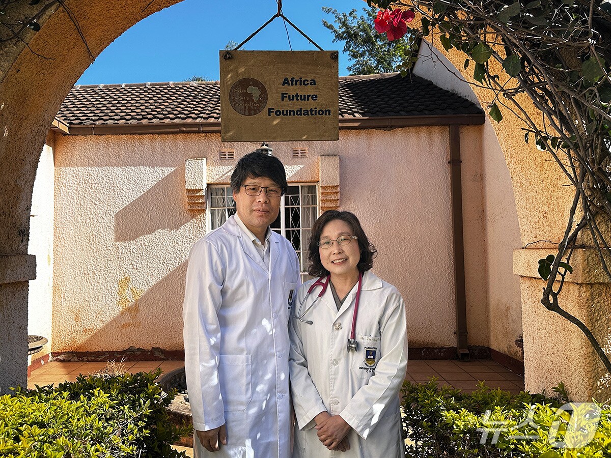 &#39;2025 성천상&#39; 수상자인 강동원·전진경 부부. &#40;JW이종호제단 제공&#41;