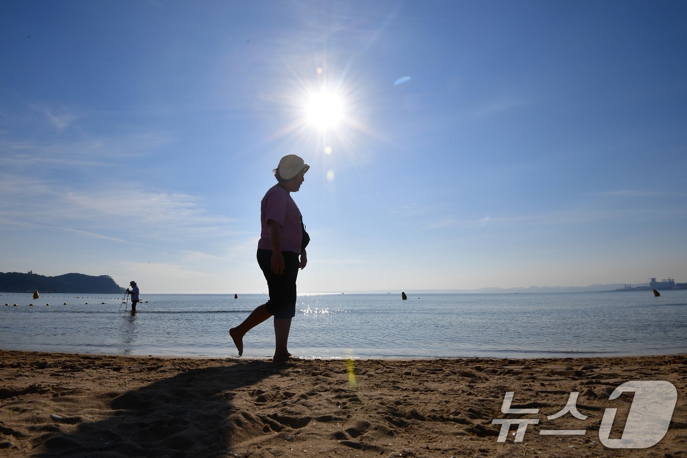 23일 폭염경보가 발령 중인 경북 포항시 북구 영일대해수욕장 백사장에서 시민들이 맨발걷기를 하고 있다. 2025.7.23/뉴스1 ⓒ News1 최창호 기자