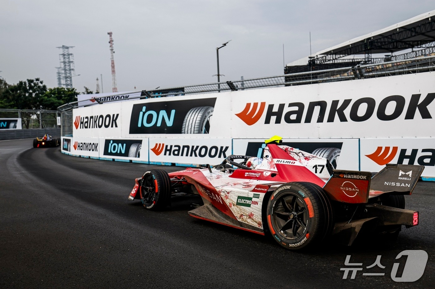 지난 6월 인도네시아 자카르타에서 열린 ‘ABB FIA 포뮬러 E 월드 챔피언십&#40;포뮬러 E&#41;&#39; 시즌 11 제12라운드에서 한국타이어앤테크놀로지의 포뮬러 E 전용 레이싱 타이어 &#39;GEN3 에보 아이온 레이스&#39;를 장착한 차량이 주행하는 모습&#40;한국타이어 제공&#41;. 2025.06.21.