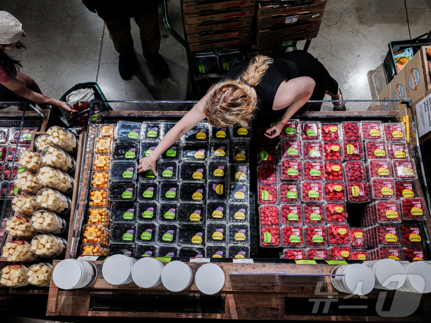 15일(현지시간) 미국 뉴욕시의 한 가게에서 손님들이 식료품을 고르고 있다. 2025.07.15. ⓒ 로이터=뉴스1 ⓒ News1 윤다정 기자