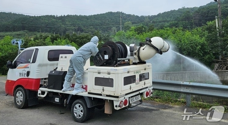 청도군의 소독작업 현장.(청도군 제공. 재판매 및 DB금지)/뉴스1