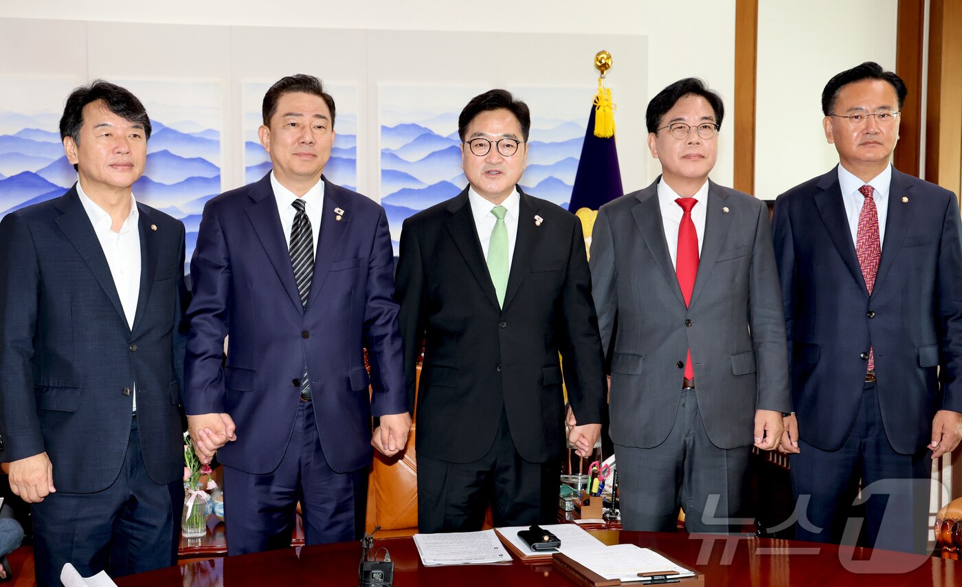 문진석 더불어민주당 원내수석부대표(왼쪽부터), 김병기 원내대표, 우원식 국회의장, 송언석 국민의힘 원내대표, 유상범 원내수석부대표가 23일 국회의장실에서 회동을 갖고 기념촬영을 하고 있다. (공동취재) 2025.7.23/뉴스1 ⓒ News1 이광호 기자