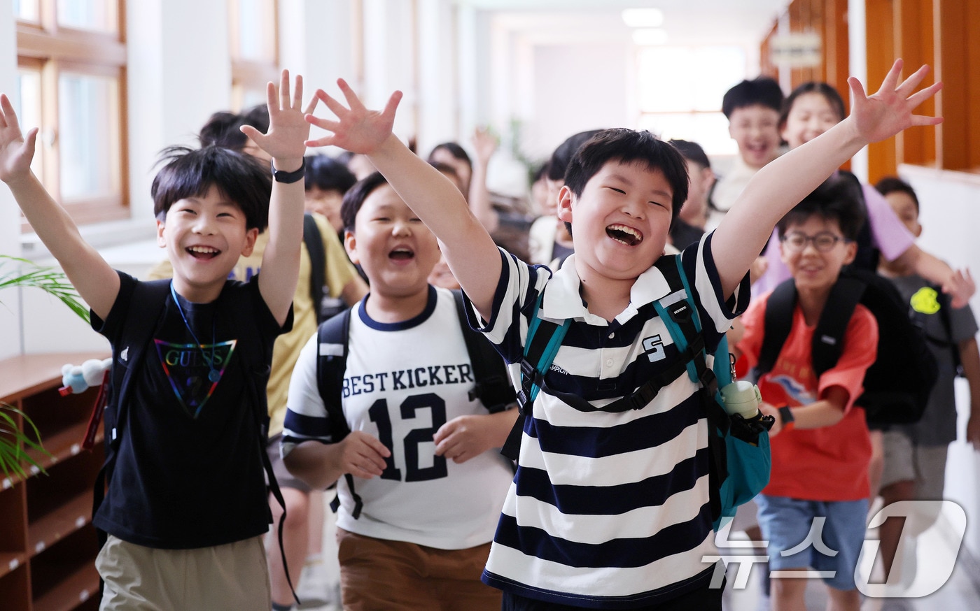 여름 방학식을 마친 학생들이 환한 얼굴로 하교를 하고 있다. (사진은 기사 내용과 무관함) /뉴스1 ⓒ News1 박지혜 기자