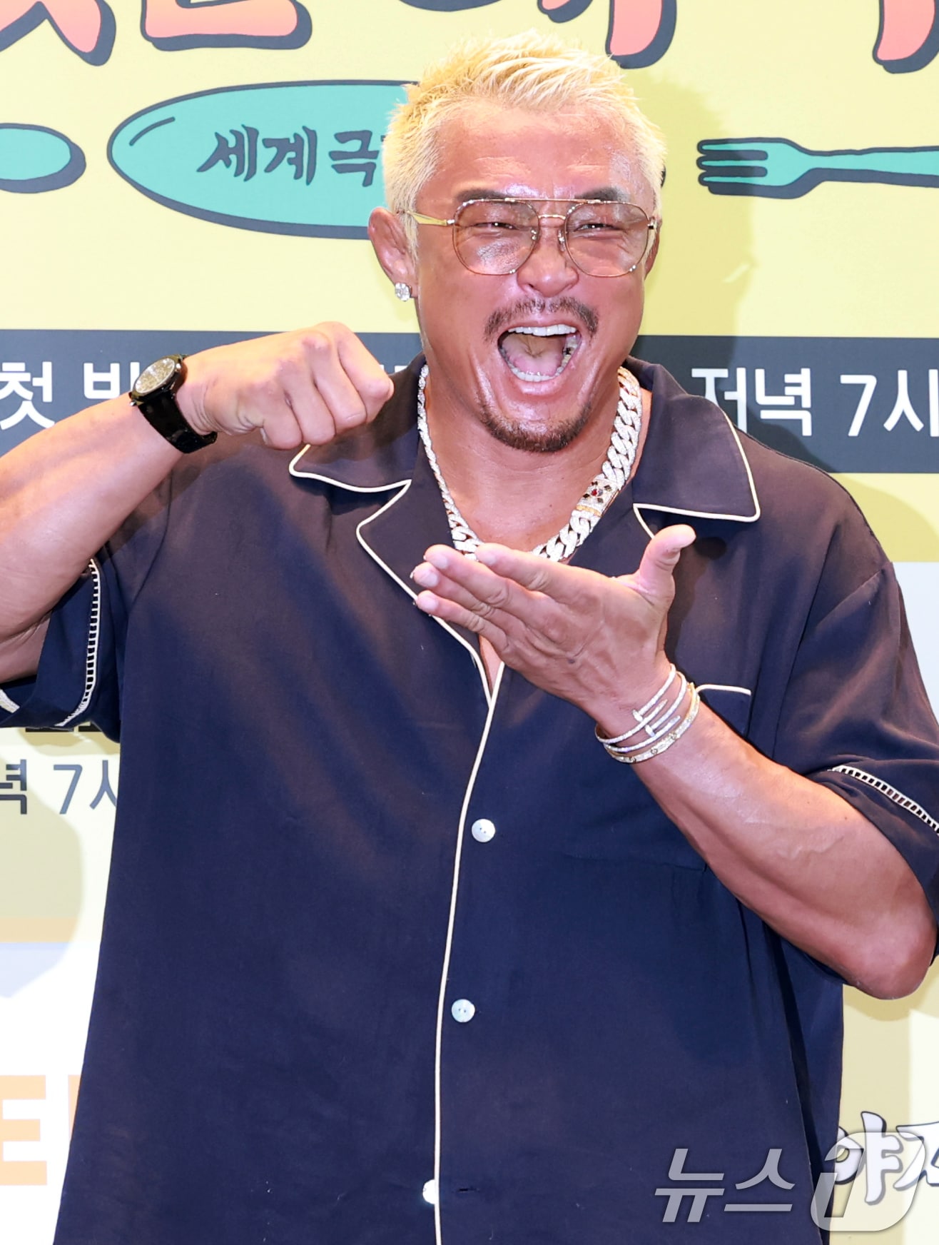 격투기 선수 추성훈이 23일 서울 여의도 TWO IFC에서 열린 ENA, EBS 공동제작 '추성훈의 밥값은 해야지' 제작발표회에 참석해 포즈를 취하고 있다. '추성훈의 밥값은 해야지'는 '아조씨' 추성훈이 세계 극한 직업에 도전하고 땀 흘려 번 밥값만큼 즐기는 현지 밀착 리얼 생존 여행기다 2025.7.23/뉴스1 ⓒ News1 권현진 기자