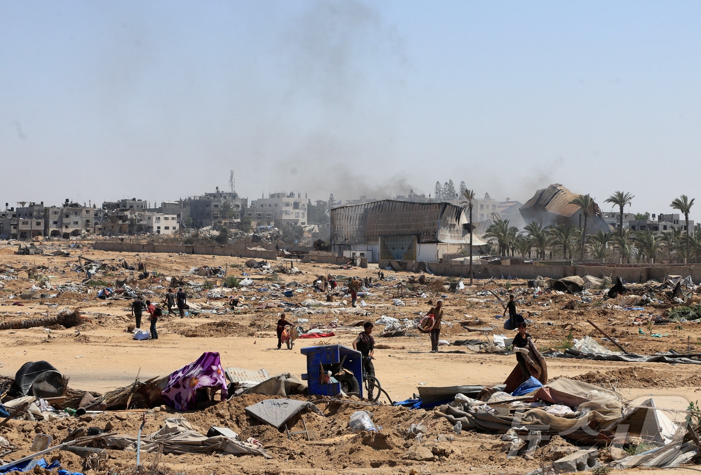 지난 7월 가자지구 중부 데이르알발라에서 팔레스타인 피란민들이 이스라엘군의 공격으로 피해를 입은 대피소를 살펴보고 있다. 2025.07.22. ⓒ 로이터=뉴스1 ⓒ News1 윤다정 기자