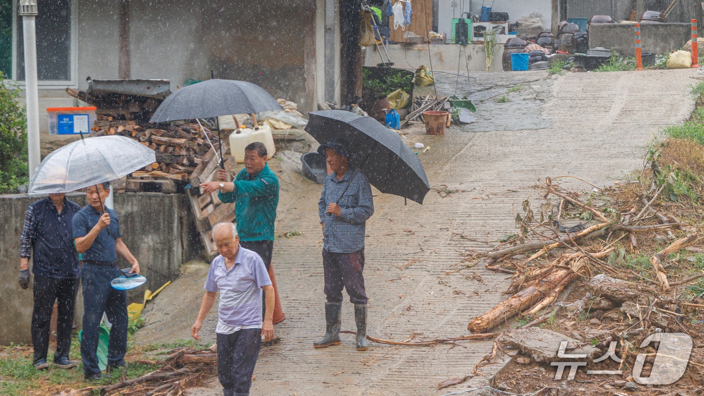 김윤철 합천군수가 22일 용주면 수해지역을 점검하고 있다(합천군 제공. 재판매 및 DB금지).